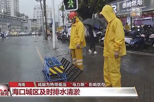 主场对阵辽宁！北京队总教练许利民训练时手拿笔记本来到替补席